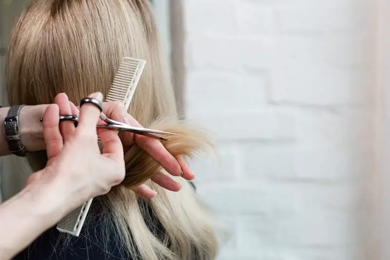 A hairdresser working while telling jokes and puns