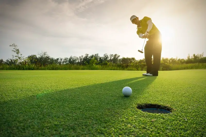 A man playing while telling golf puns and jokes